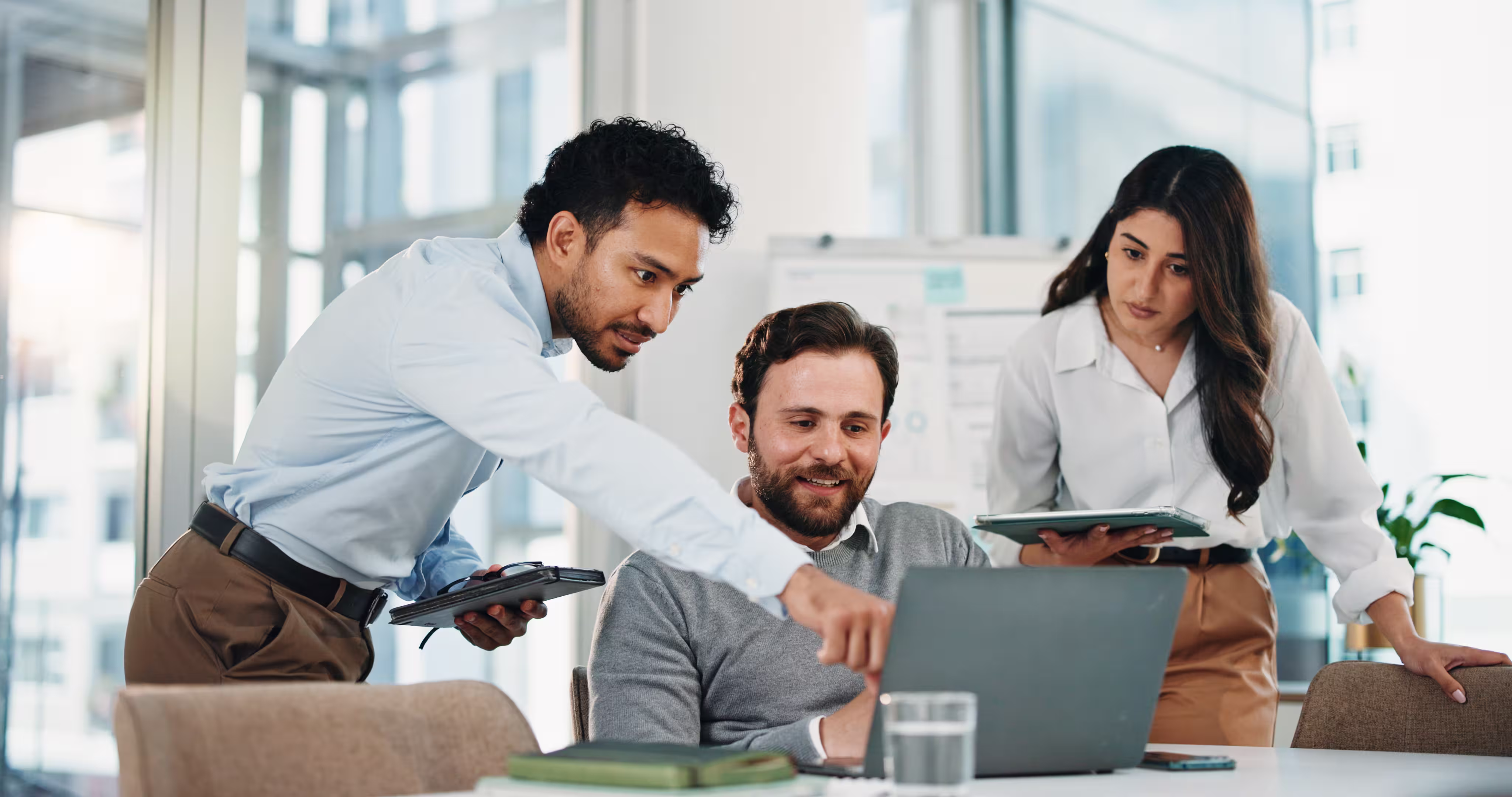 Equipo trabajando en un proyecto