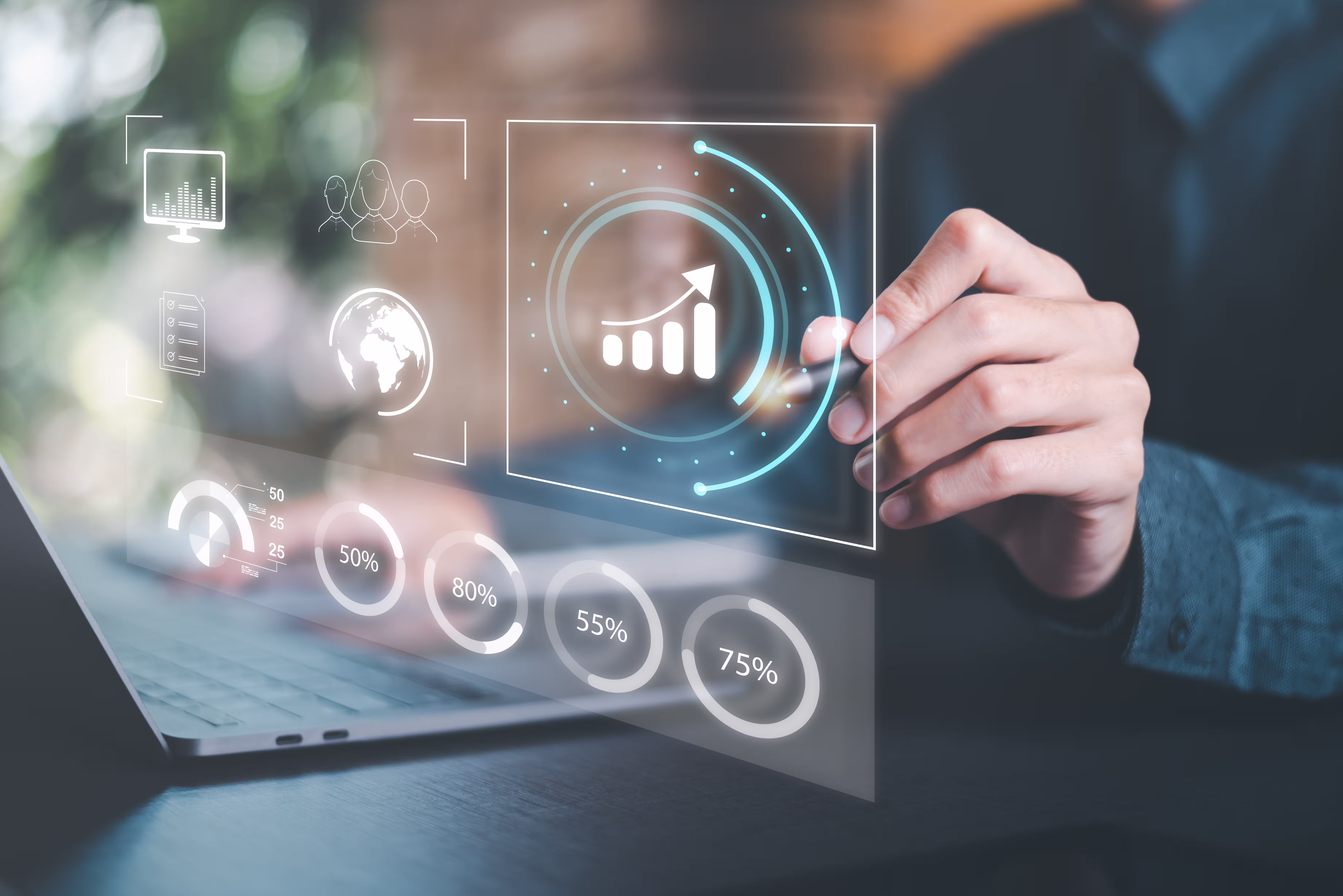 Se visualiza un braso de una persona escribiendo en un tabledro digital