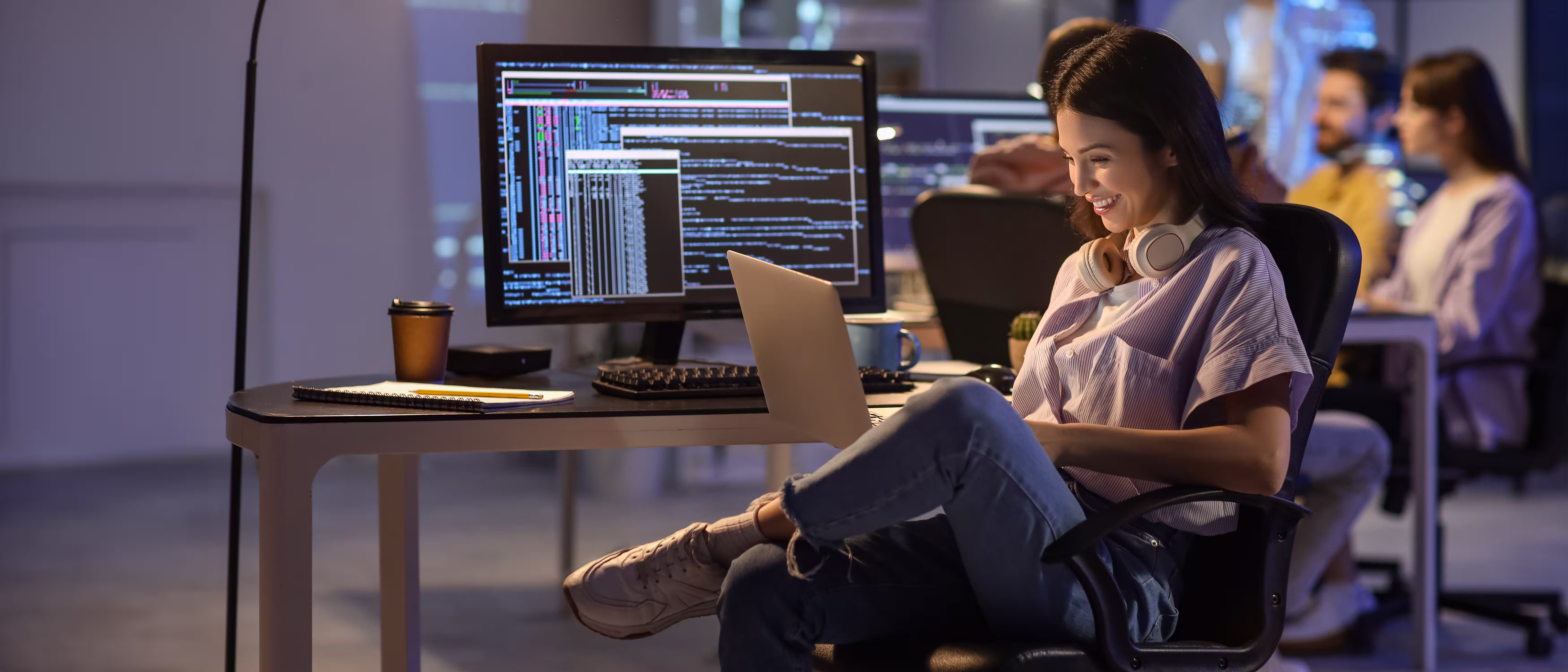 Mujer trabajando en su computador portatil